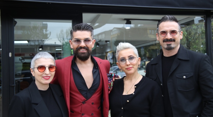 Ünlü sanatçının altın gözlüğüne değer biçilemiyor