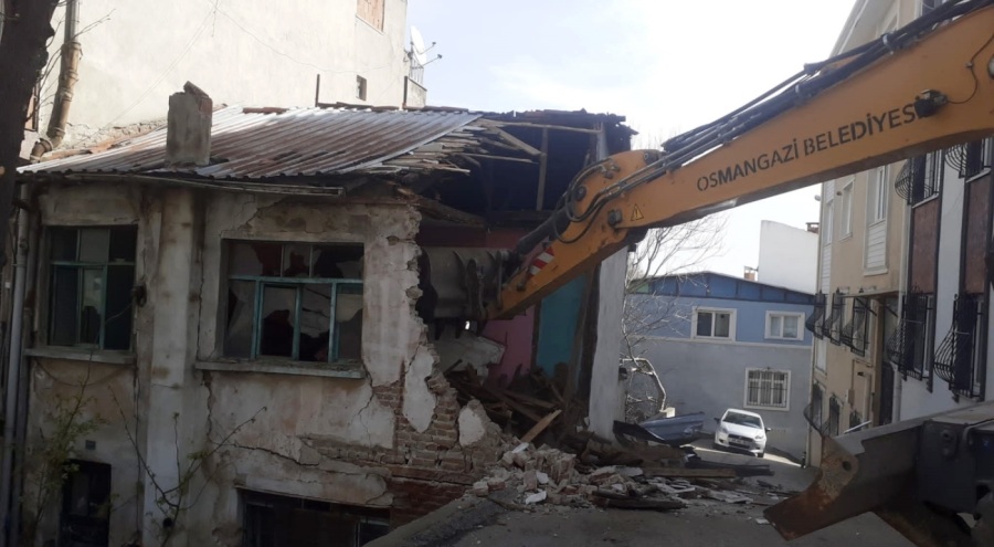 Osmangazi'de metruk binalar yıkılıyor
