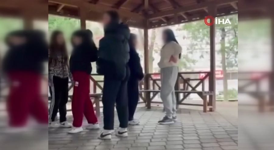 Akran şiddeti: Kız öğrenci zorla özür dilemeye zorlandı