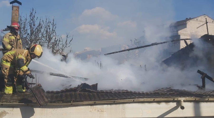 Alev alev yanan köy evi havadan böyle görüntülendi