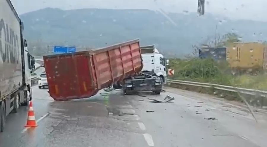 Damperi açılan tır üst geçide çarptı