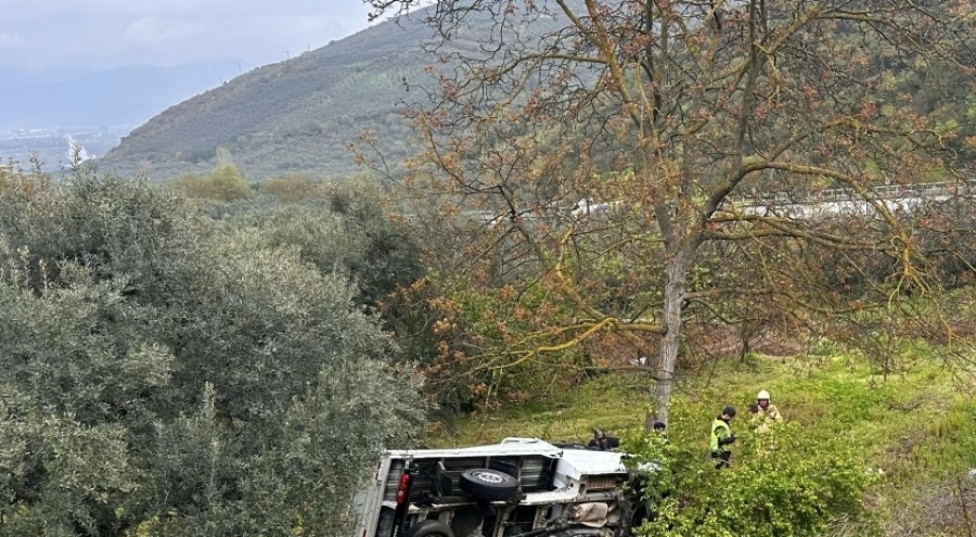 Bursa'da kontrolden çıkan kamyonet şarampole yuvarlandı: 2 yaralı