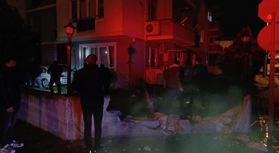 Zincirleme kazada kontrolden çıkan otomobil sitenin bahçesine uçtu: 3 yaralı