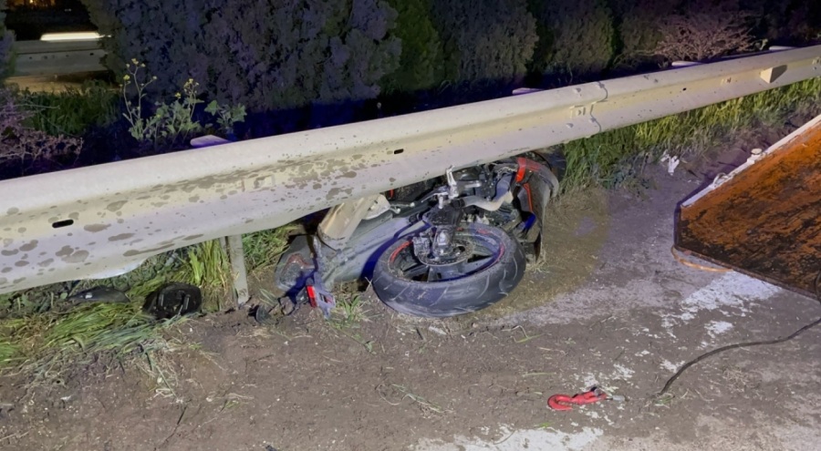 Seyir halindeki motosikletli önce kamyonete, ardından bariyerlere çarparak hayatını kaybetti