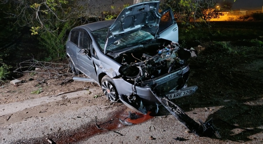 Otomobil ile motosiklet kafa kafaya çarpıştı: 1'i ağır 2 yaralı