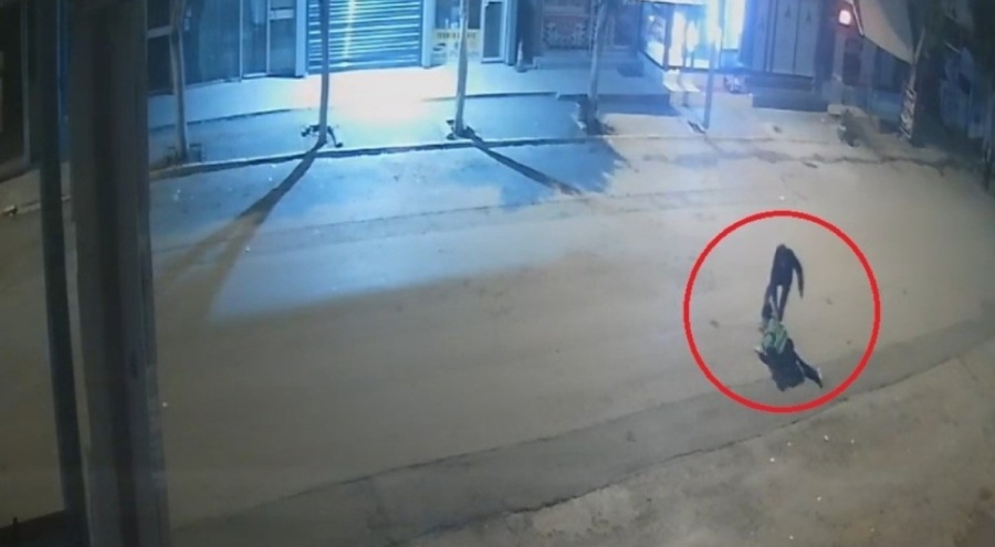 İşe gitmek için babasıyla servis bekleyen genç kadın dehşeti yaşadı