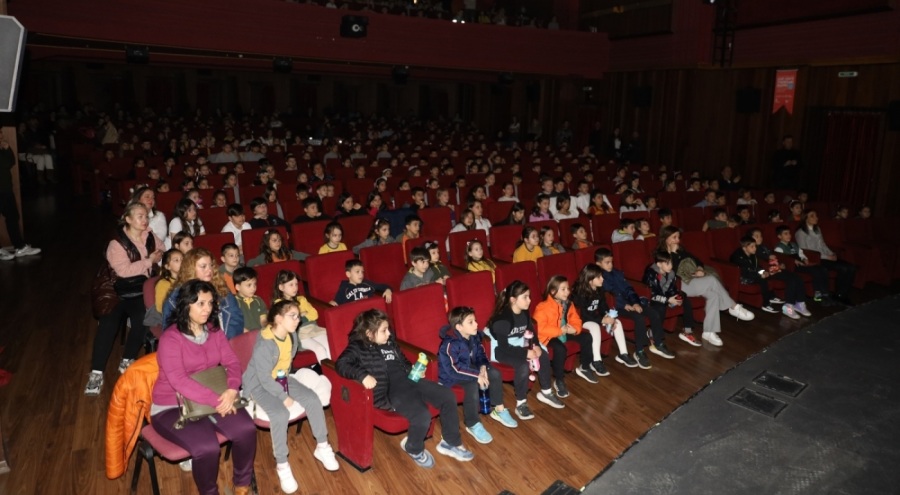 Tiyatro perdesi çocuk ve gençler için açıldı