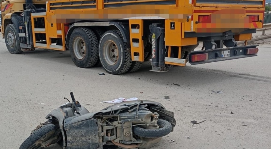 Vinç ile çarpışan motosiklet sürücüsü yaralandı