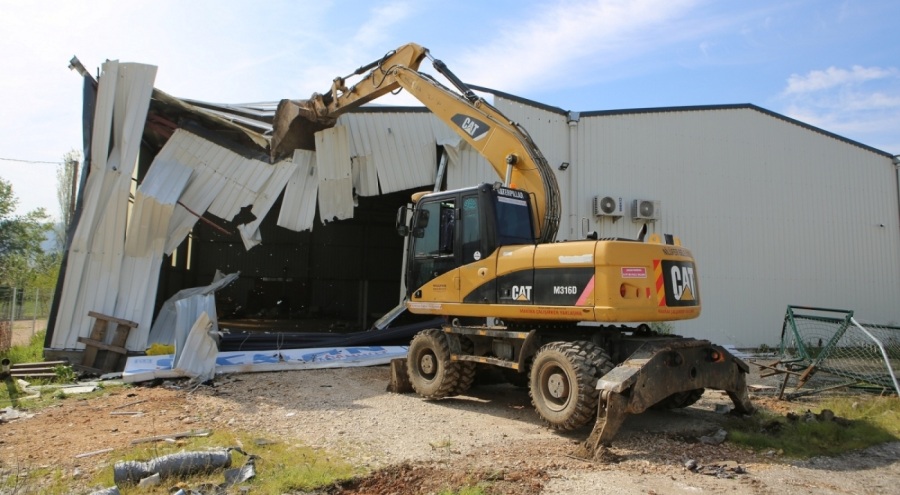 Nilüfer'de kaçak binalar yıkılıyor