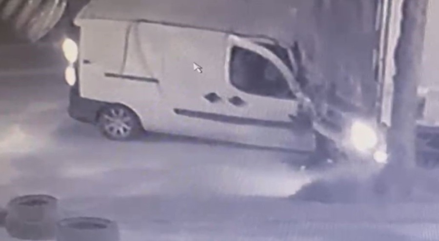 Tırın altına giren araçtan kendi imkanlarıyla böyle çıktı