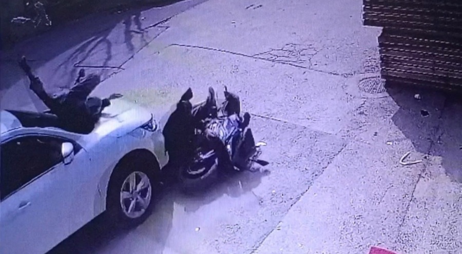 Motosiklet sürücüsünün yaralandığı kaza kamerada