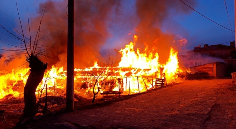 Bursa'nın Orhaneli İlçesinde Ahır Yangını