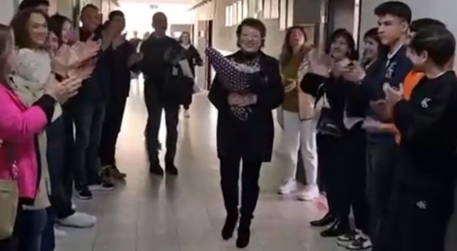 Bursa'da emekli olan öğretmenlerini böyle uğurladılar