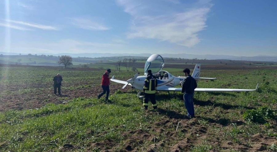 Bursa'da eğitim uçağı tarlaya mecburi iniş yaptı
