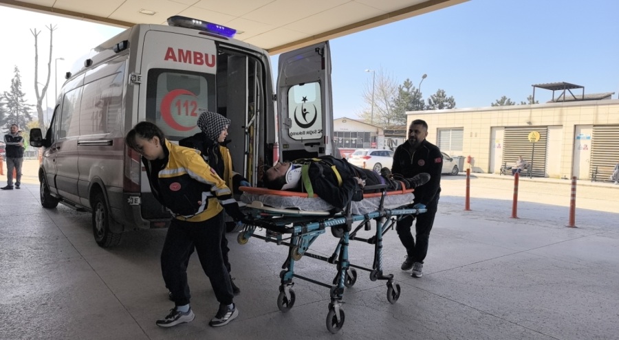 Cam takarken dengesini kaybeden işçi 5 metre yükseklikten düştü