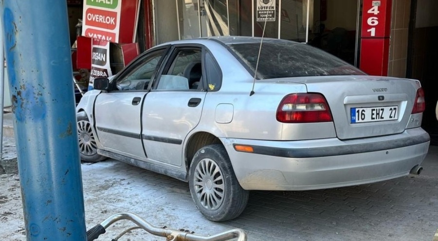 Kontrolden çıkan otomobil iş yerine daldı