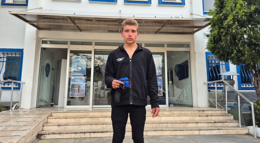 Kağıt toplayıcısı gençten örnek davranış