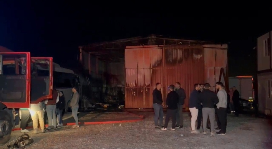 Servis minibüsünde çıkan yangın oto tamir dükkanına sıçradı