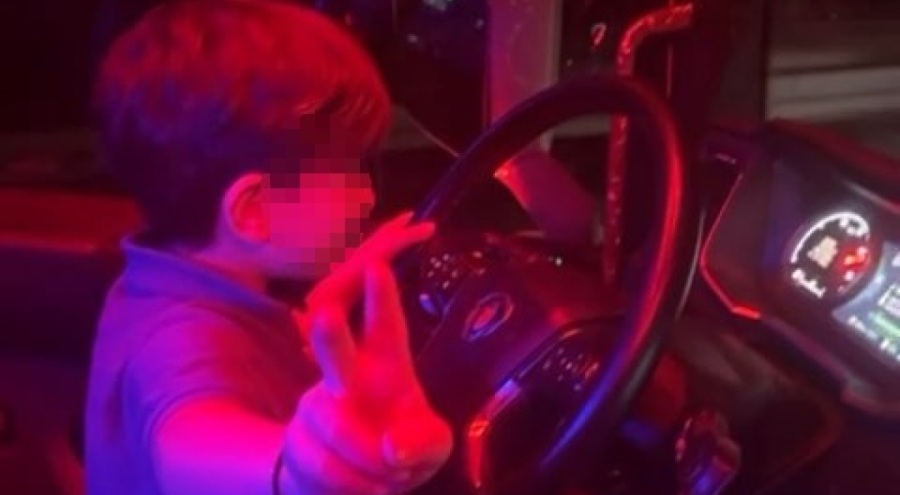 Bursa'da Tır kullanan 7 yaşındaki Çınar yürekleri ağza getirdi