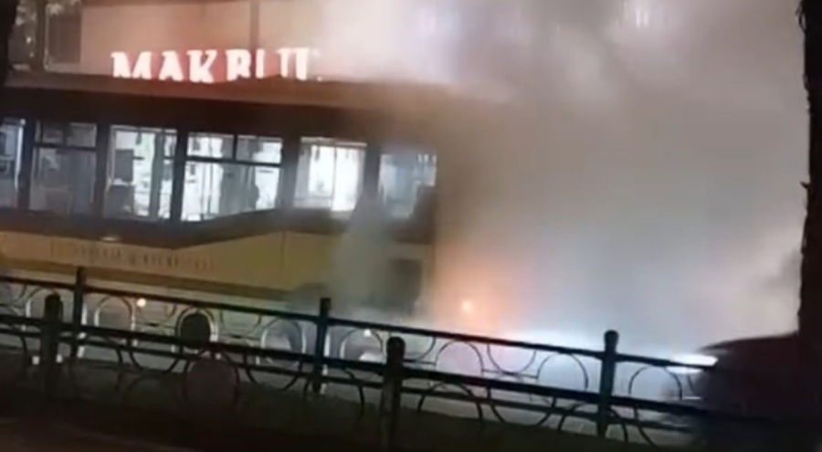 Belediye otobüsü arıza yaptı, çevreyi duman sardı