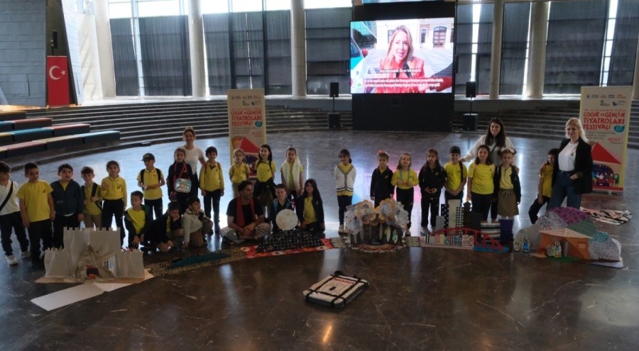 Tiyatronun coşkusu Bursa'yı sardı