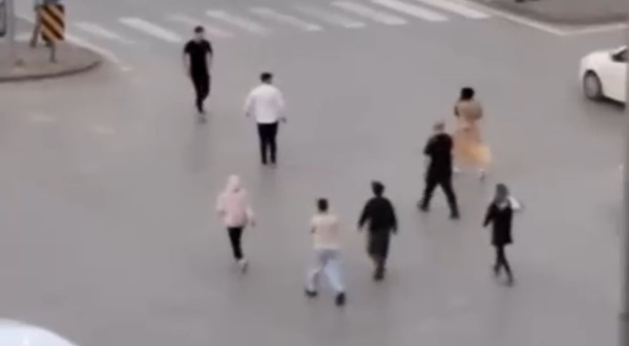 Bursa'da Mendilciler ile sürücü akan trafikte kavga etti