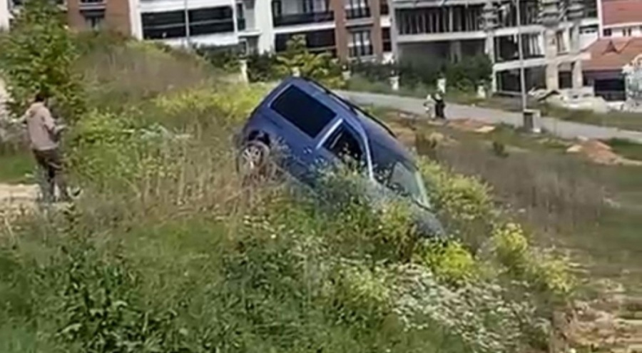 El freni çekilmeyi unutulan araç şarampole uçtu