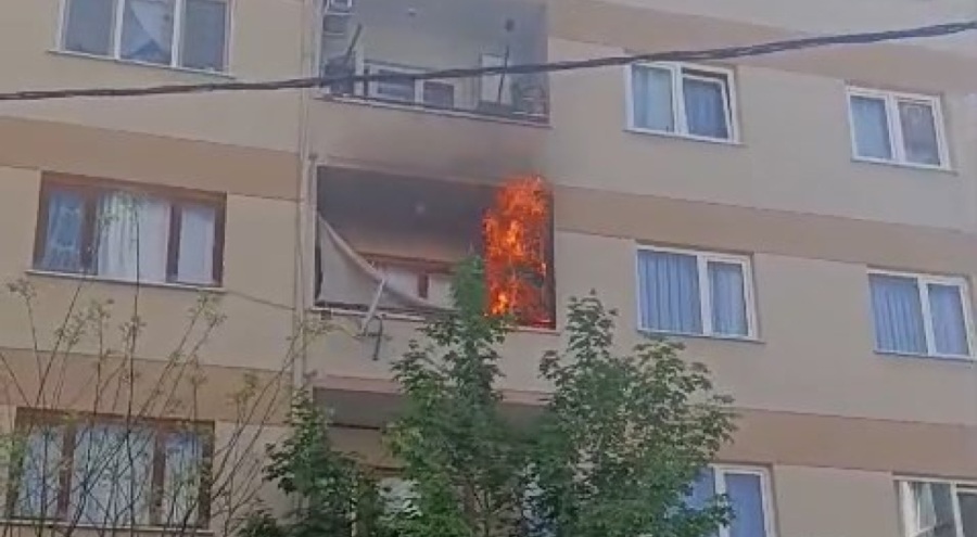 Yanık unutulan sigara balkonu küle çevirdi