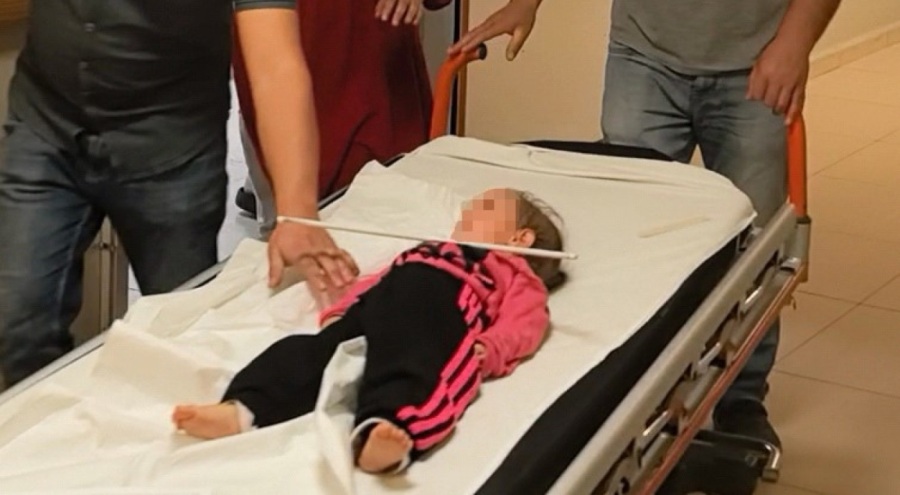 2 yaşındaki çocuğun çenesine askı saplandı