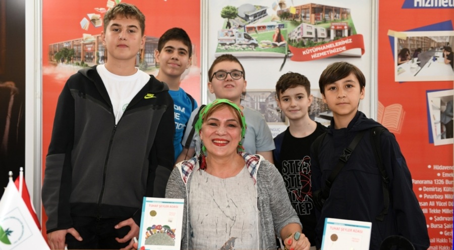 Yazar Halime Yıldız Kitaplarını Küçük Okuyucuları İçin İmzaladı