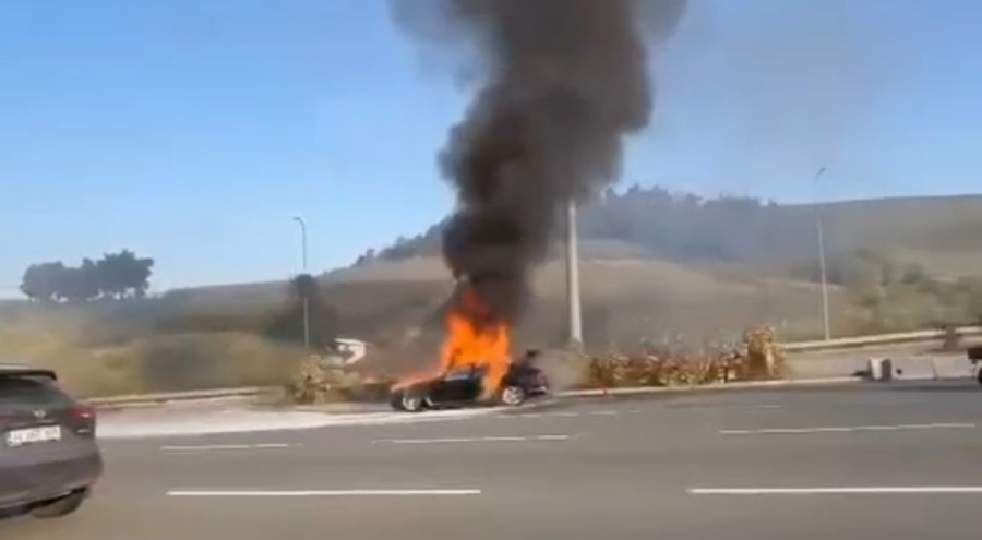 Otomobil alevlere teslim oldu