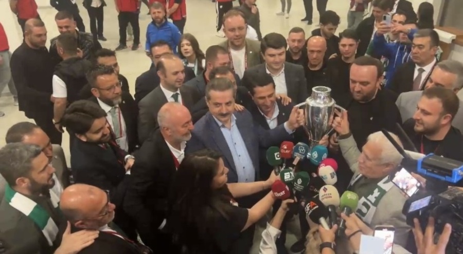 Faruk Çelik ve Mustafa Bozbey şampiyonluk kupasını birlikte kaldırdı