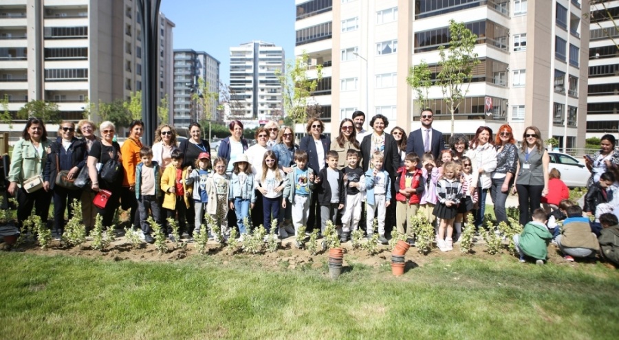 Yeni parkın bitkilerini minikler dikti