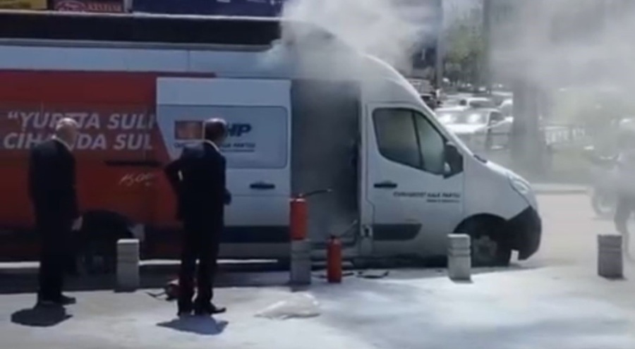 Bursa'da seçim aracı alev alev yandı