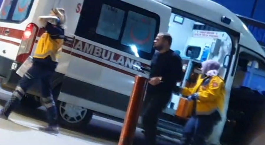 Hafif ticari araç köpeğe çarpıp tarlaya uçtu