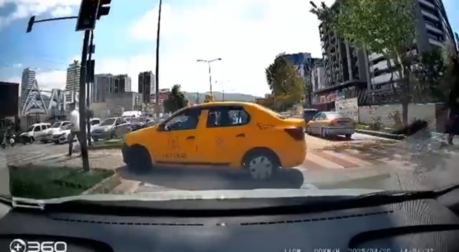 Bursa'da Yolu uzatmak istemeyen taksi, yaya geçidini kullandı