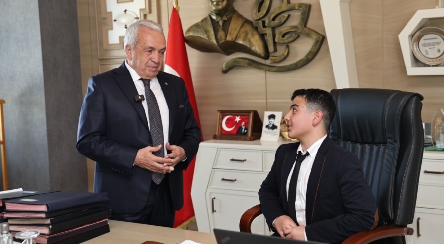 Başkan Şadi Özdemir makamını çocuklara devretti