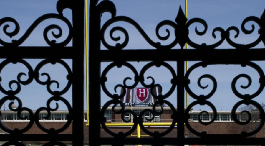 Harvard Üniversitesi, fonları dondurma kararı alan Trump yönetimine dava açtı