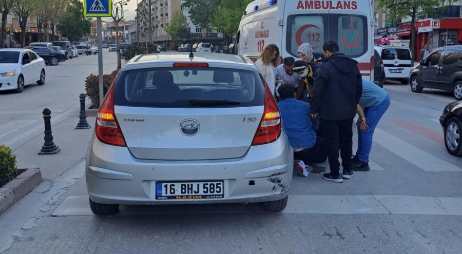 Kontrolden çıkan motosiklet önündeki otomobile çarptı