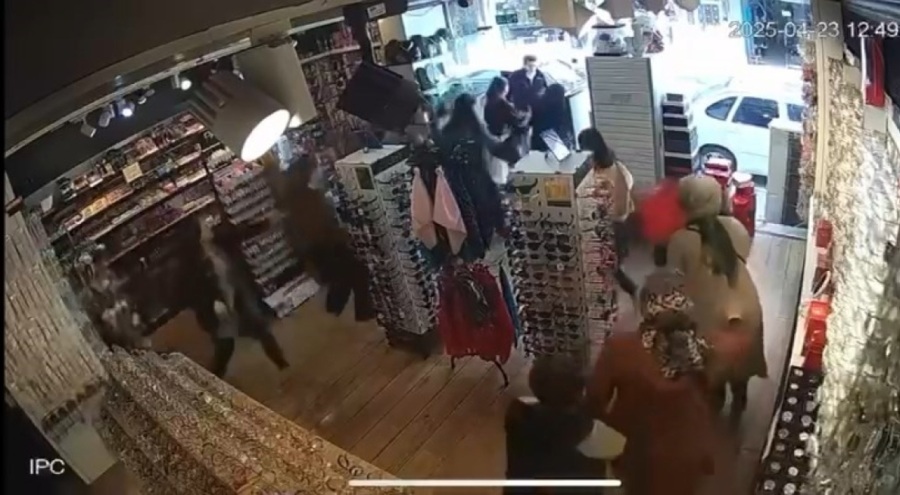 Depremde panik anları güvenlik kamerasında