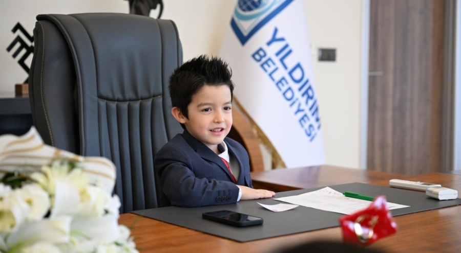 Makamını çocuklara devretti