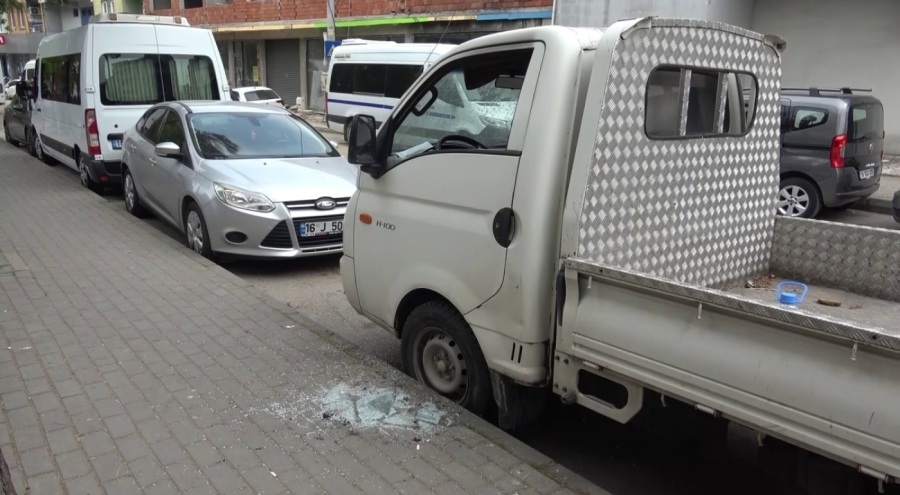 Bursa'da 11 kere evin camını kırdı, yetmedi abisinin aracını yakmaya çalıştı