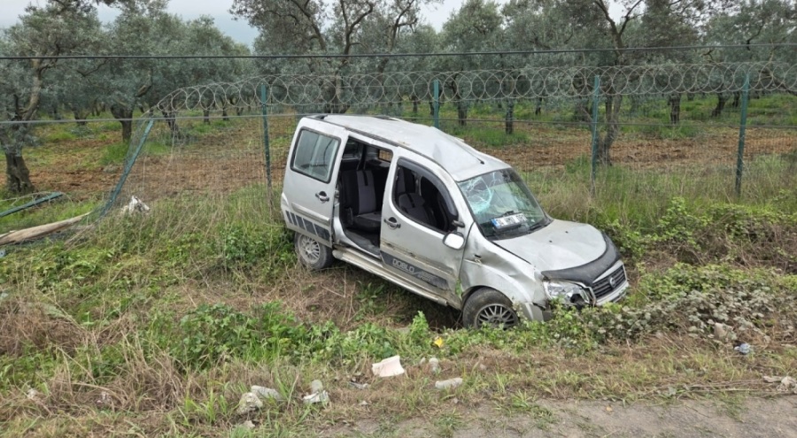 Tarlaya yuvarlanan hafif ticari araçtaki aynı aileden 3 kişi yaralandı