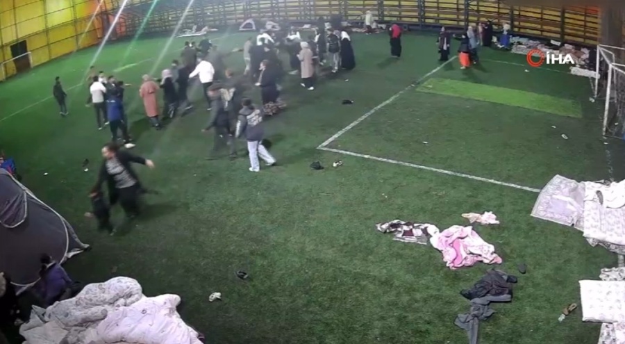 Deprem nedeniyle geceyi dışarıda geçiren vatandaşlar halı sahayı savaş alanına çevirdi