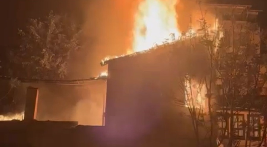 Bursa'da 2 katlı tarihi bina alevlere teslim oldu