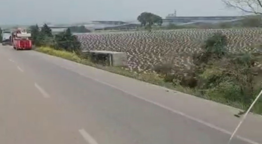 Kontrolden çıkan tır tarlaya uçtu