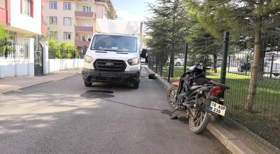 Kamyonetle çarpışan motosiklet sürücüsü ağır yaralandı