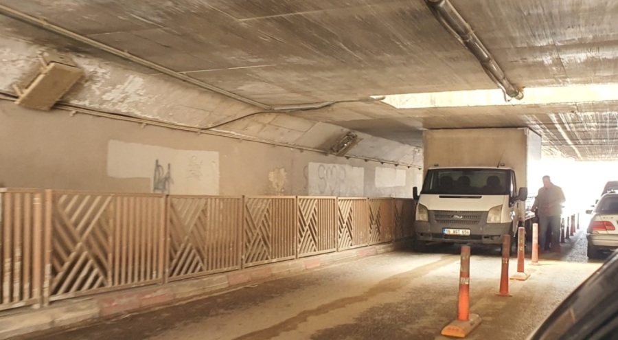 Kamyonet alt geçide sıkıştı