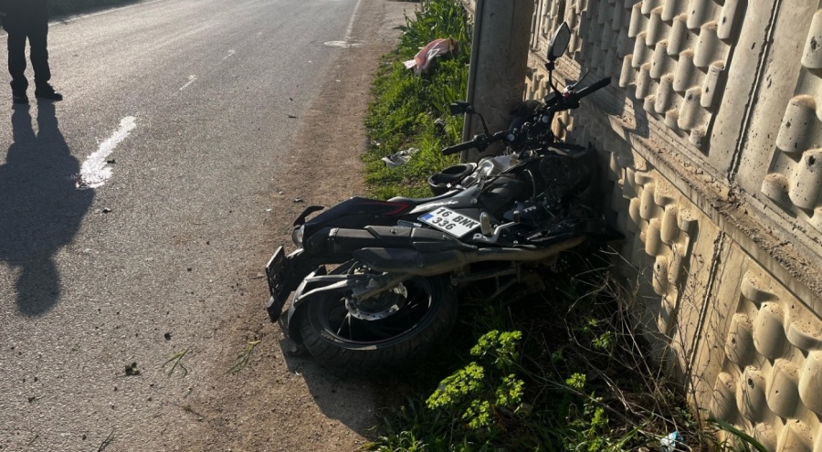 Motosikletin kontrolden çıkması ile birlikte genç sürücü duvara ve direğe çarptı