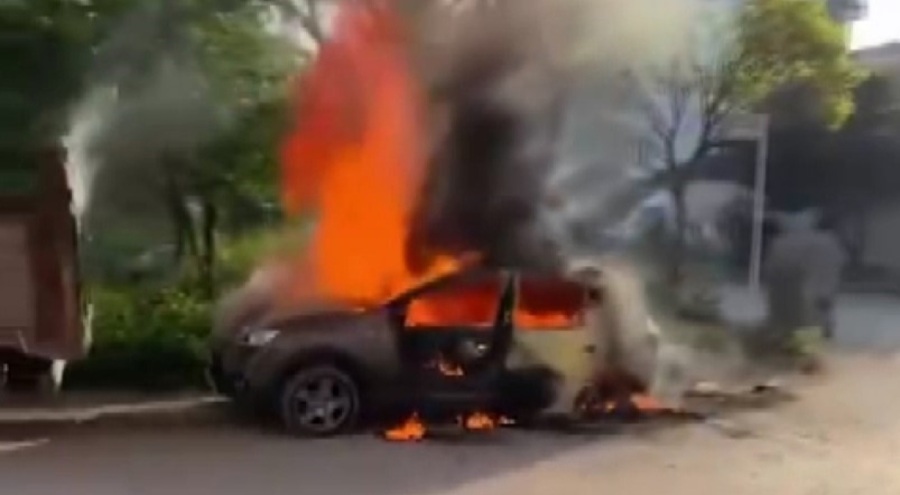 Park halindeki otomobil alev topuna döndü